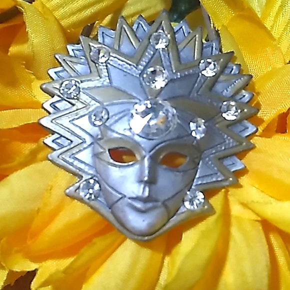 MYSTICAL VINTAGE MASK BROOCH - Picture 1 of 4